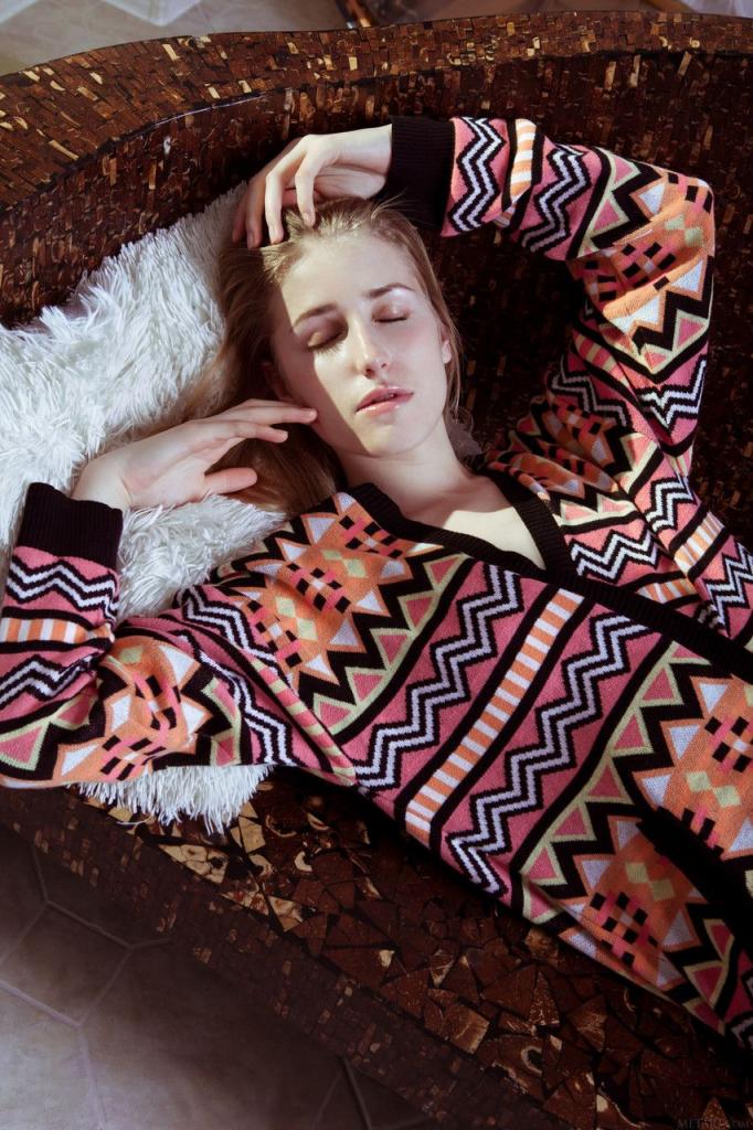 脱掉衣服，展示她的天然乳房和毛茸茸的阴道[23P]