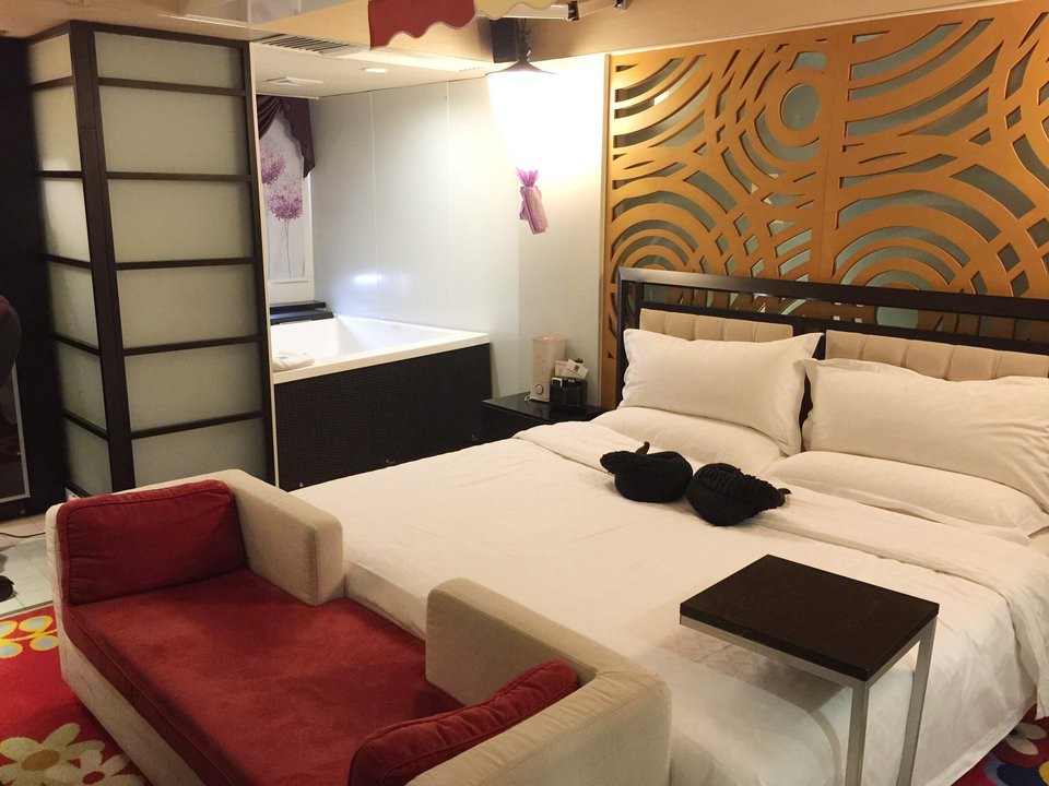 大家心心念念的一字马，今天她来了，口交，舔蛋，毒龙，后入，瑜伽老师身子就是柔韧性