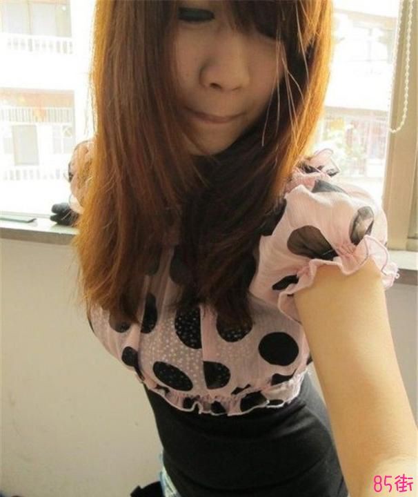 刚成年还带着婴儿肥，沒想到胸部那么美