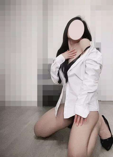 白衬衣诱惑扣逼，身材火辣，看着真想操 [13P]