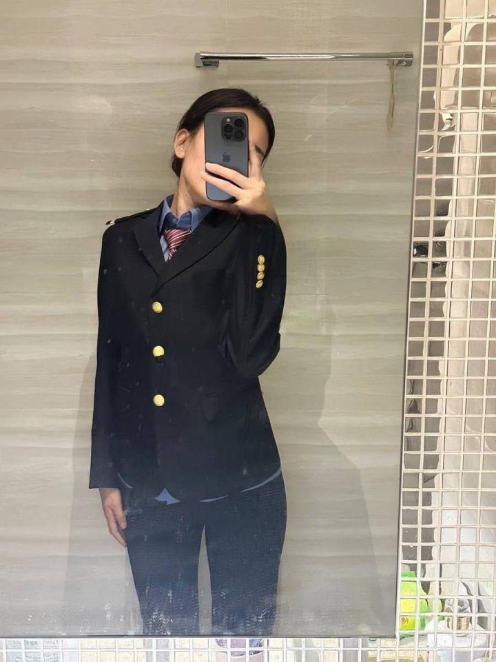 看美女脱掉制服[10P]