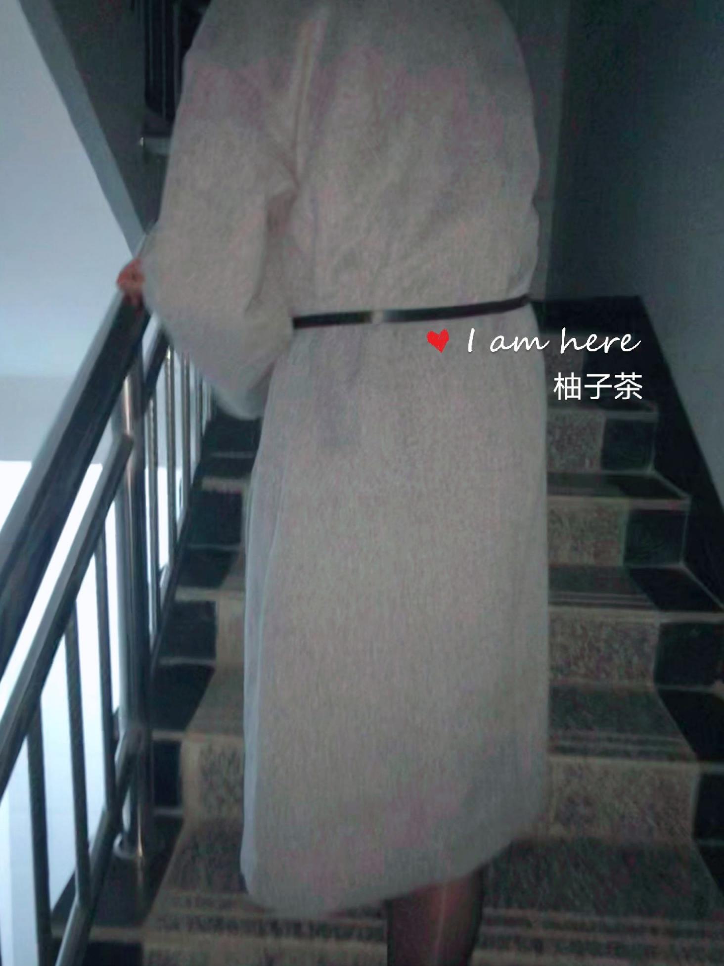 秋天了，在楼道里露出，展示我的美丽[30P]