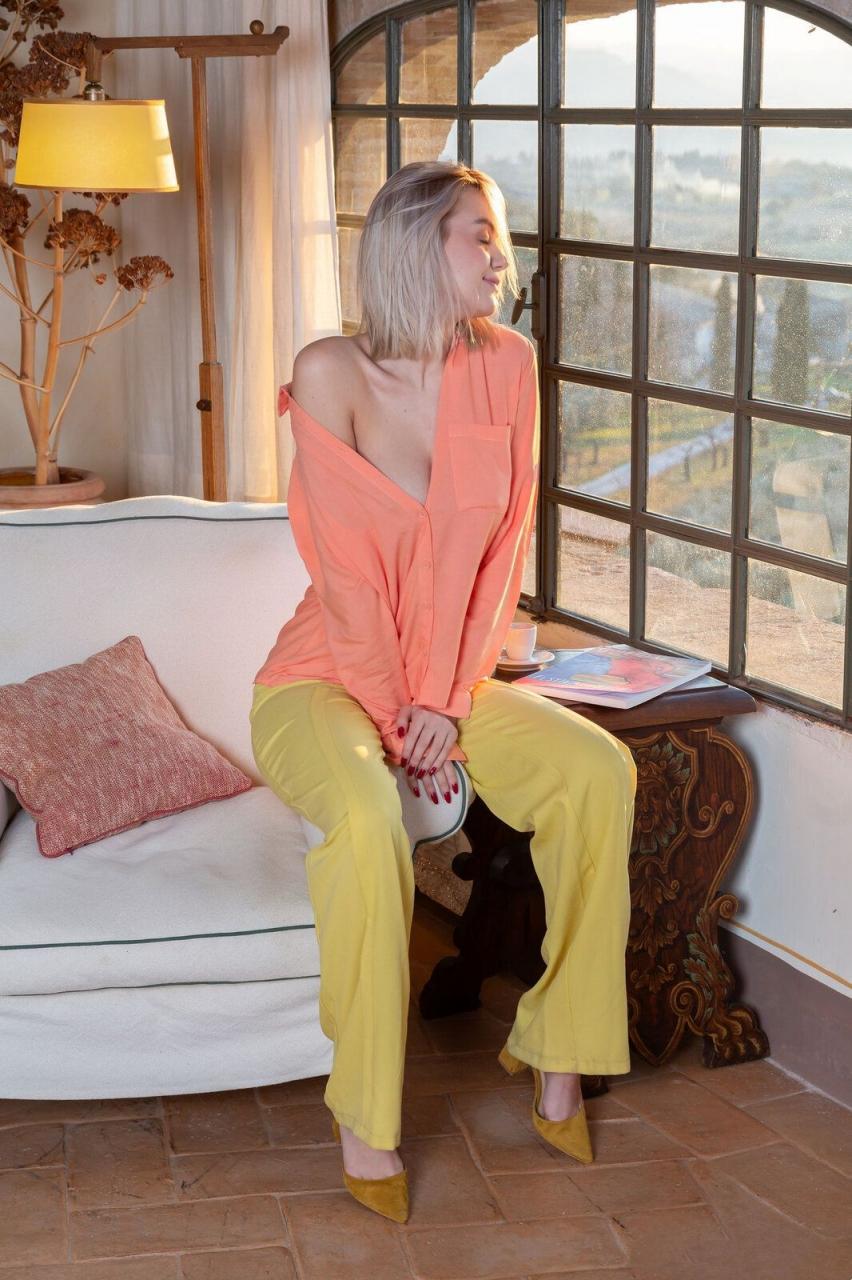 美丽的金发女郎Lana Lane“橙色和柠檬”中穿着高跟鞋分享大胸部[25P]