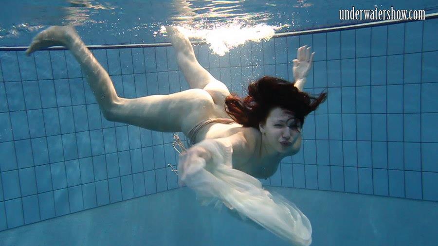 游泳的时候看到了这么美的酮体[15P]
